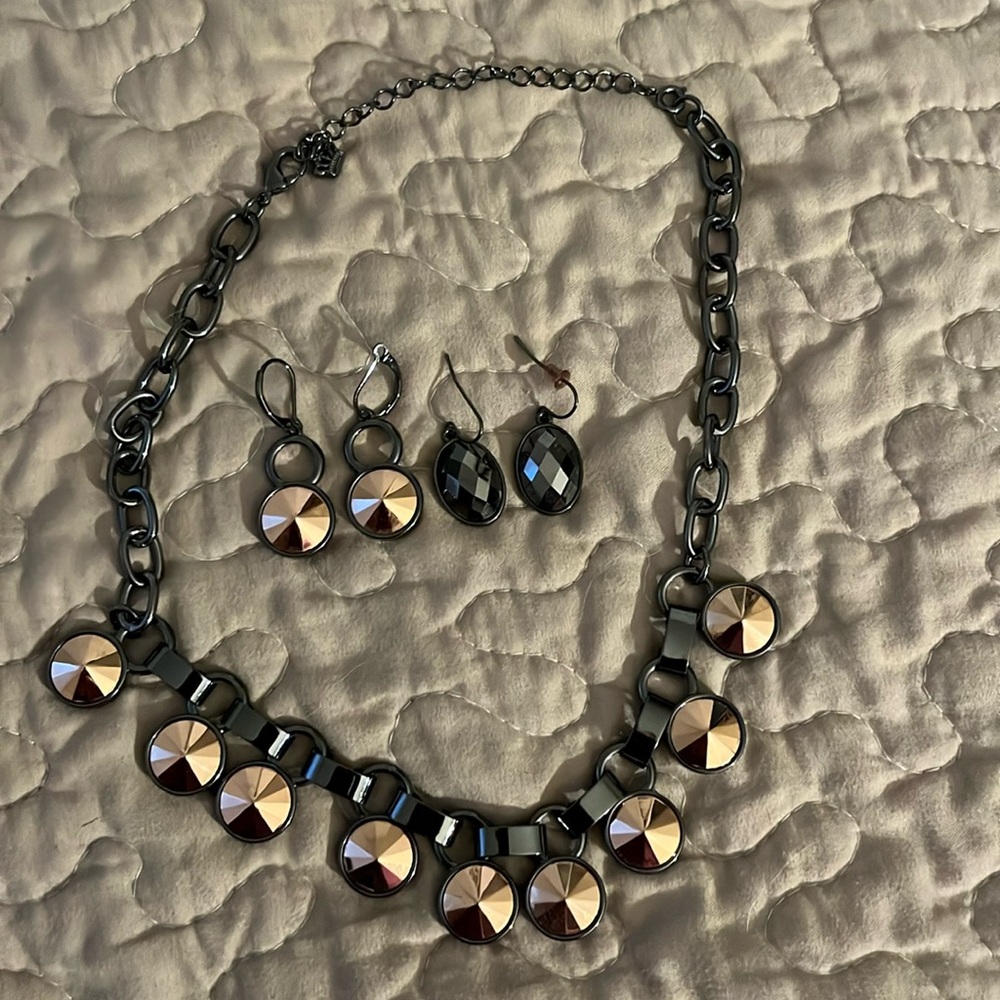 2 earring and necklace reversible set. Great design . Copper chrome and black .